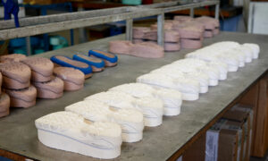 Fabrication de semelles à chaussure à la fonderie Botemo